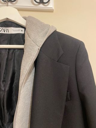 Blazer Zara Negro con Capucha Gris