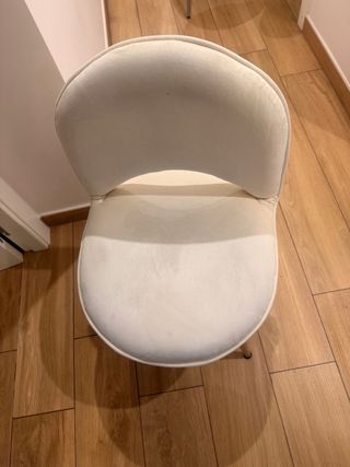 Tocador blanco con espejo y patas doradas