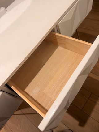 Tocador blanco con espejo y patas doradas