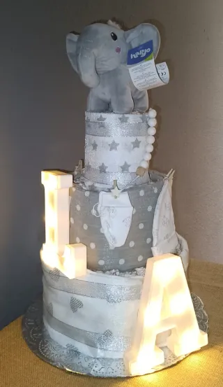 Regalo pañales bebé peluche y letras luminosas