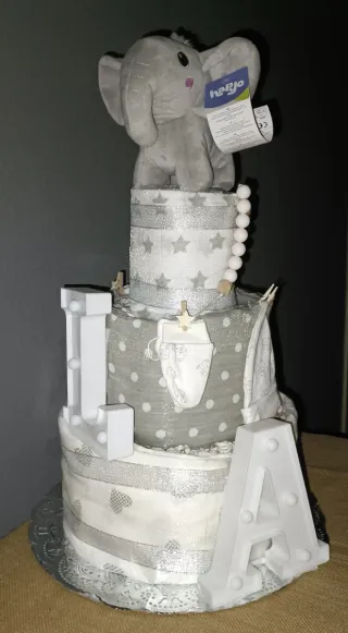 Regalo pañales bebé peluche y letras luminosas