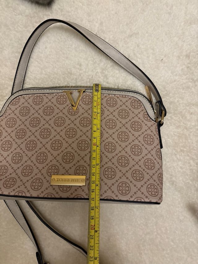 Bolso bandolera beige con logo V