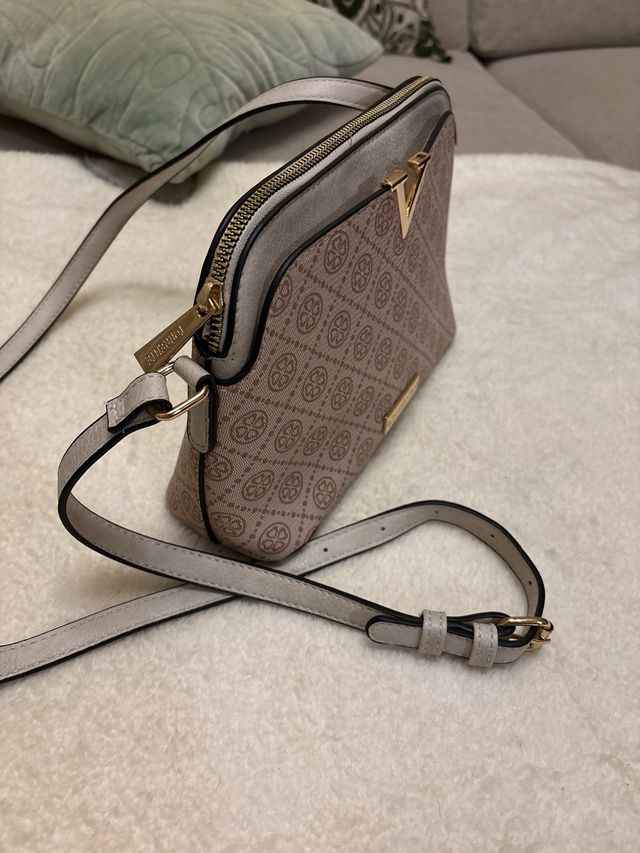 Bolso bandolera beige con logo V