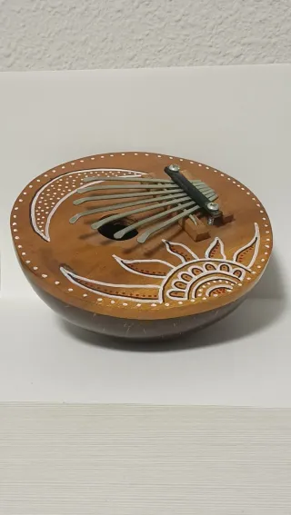 Kalimba de coco con diseño solar y lunar