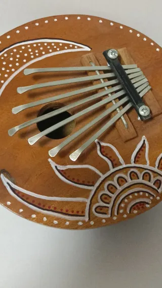 Kalimba de coco con diseño solar y lunar