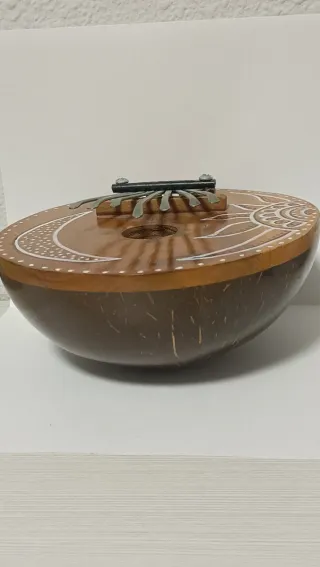 Kalimba de coco con diseño solar y lunar