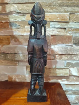 Estatuilla mujer cuello largo