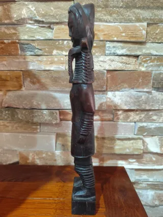 Estatuilla mujer cuello largo