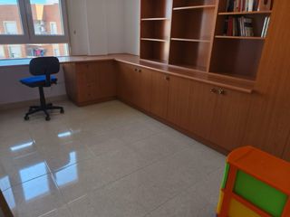 Mueble librería y armarios de madera