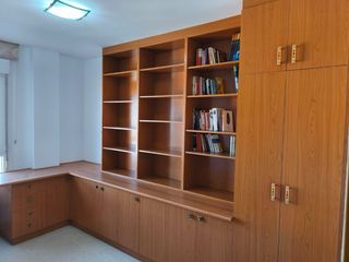 Mueble librería y armarios de madera