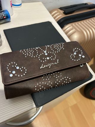 Cartera Desigual Marrón Oscuro Tachuelas