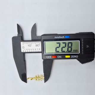 Cruz de oro de 18k. Peso: 0.55 g.