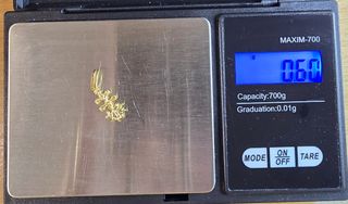 Cruz de oro de 18k. Peso: 0.55 g.