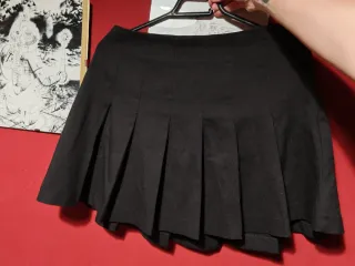 Falda negra plisada
