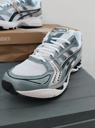 Zapatillas Asics Azules y Blancas