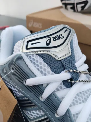 Zapatillas Asics Azules y Blancas