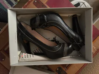 Zapatos de tacón negros con lazo