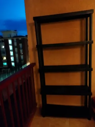 Estantería de plástico negra