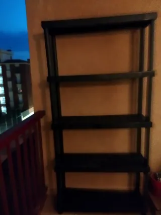 Estantería de plástico negra