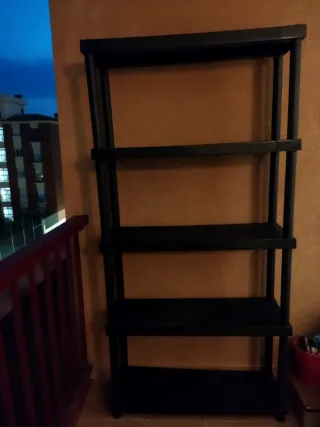 Estantería de plástico negra