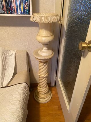 Escultura de mármol con base