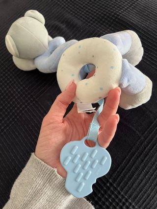 Peluche oso sonajero carrito azul