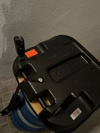 Alzador de coche negro con isofix