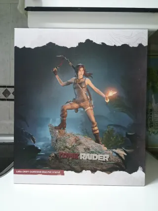 Estatua Lara Croft Survivor Tomb Raider 33cm PVC