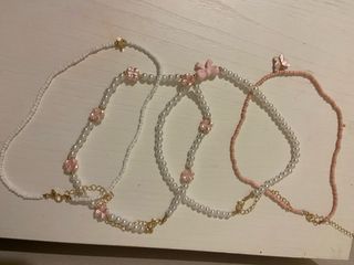 Collares de perlas y cuentas rosas