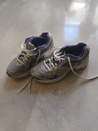 Zapatillas Saucony grises y moradas
