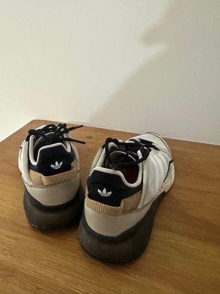 Zapatillas Adidas Beige y Blancas