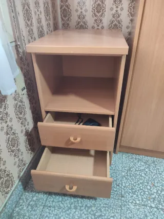 Escritorio + mesita de noche+ cama plegable