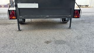 Remolque cerrado para coche.