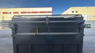 Remolque cerrado para coche.