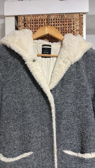 Abrigo Zara gris con forro de pelo