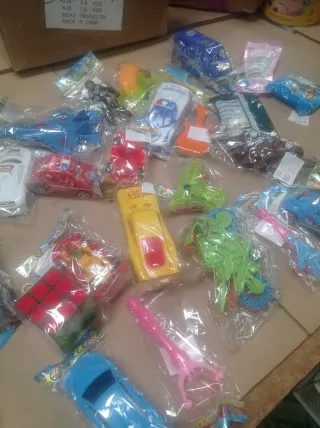 Lote de 350 juguetes variados