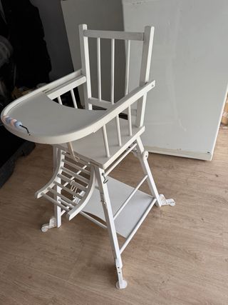 Trona de madera blanca