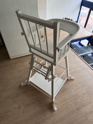 Trona de madera blanca