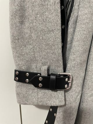 Abrigo Guess Biker Gris con Cinturón