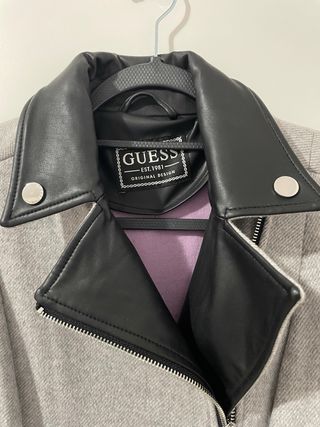 Abrigo Guess Biker Gris con Cinturón