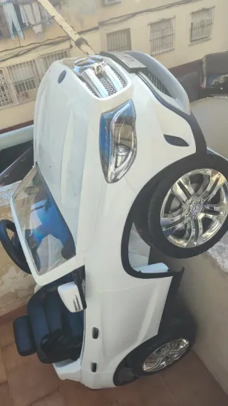Coche a batería grande blanco