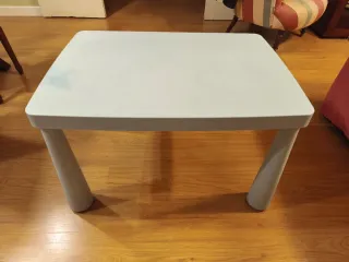 Mesa escritorio Ikea niños con dos taburetes