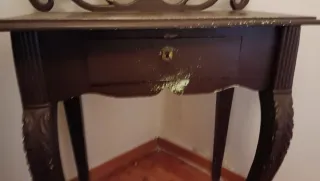 Tocador antiguo con espejo