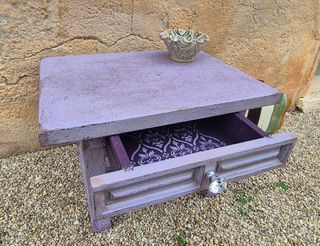 Mesita auxiliar provenzal con cajón
