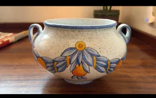 Jarrón ensaladera cerámica blanco azul y dorado.