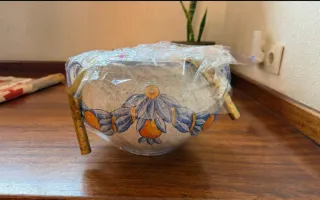 Jarrón ensaladera cerámica blanco azul y dorado.