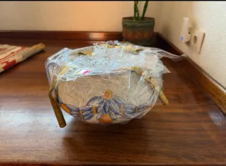 Jarrón ensaladera cerámica blanco azul y dorado.