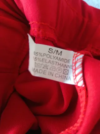 Pantalón rojo con botones