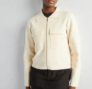 Chaqueta beige con cremallera y bolsillos