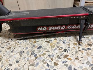 Patinete Eléctrico Negro y Rojo